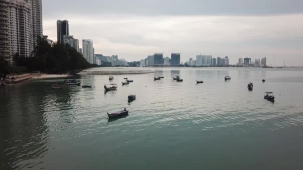 Volar hacia el barco de pesca cerca de Gurney . — Vídeo de stock