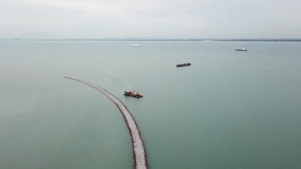 Légi kilátás kotró, hajó, hajókirándulás Gurney Wharf hasznosítási terület közelében. — Stock videók