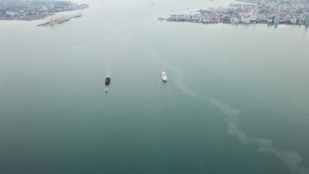 Nave aerea e crociera vicino Penang Island e Seberang Perai terraferma . — Video Stock