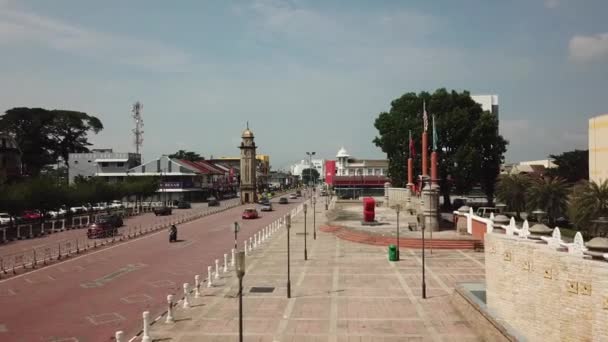 Widok z powietrza Jalan Ibrahim z wieżą zegarową. — Wideo stockowe
