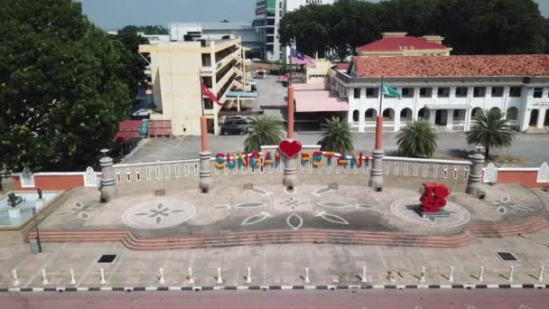 Dataran Zero Kilometer dengan bendera Malaysia dan Kedah. — Stok Video