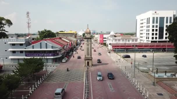 Terbang menuju menara jam yang dikenal sebagai Jam Besar. — Stok Video