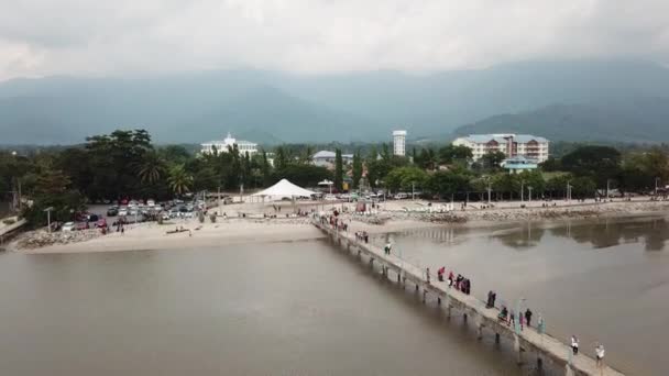 Luftfoto besøgende til Pantai Murni Waterfront . – Stock-video