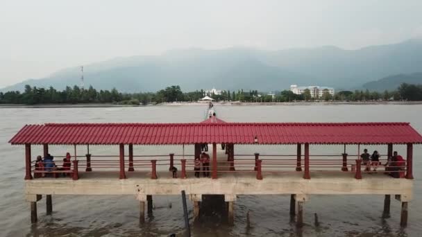 Volar hacia Pantai Murni Puente desde el mar . — Vídeos de Stock