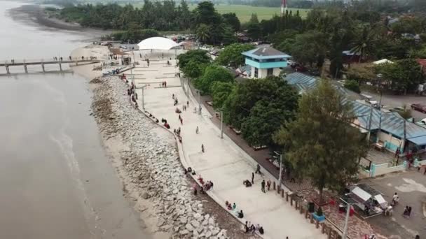 Promenada lotnicza dla pieszych na nabrzeżu Pantai Murni. — Wideo stockowe