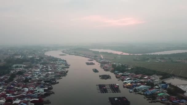 Vista aerea Sungai Kurau con villaggio di pescatori e allevamento ittico a Kuala Kurau — Video Stock