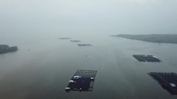 Повітряний човен відпливає недалеко рибної ферми в Куала-Курау в тумані.. — стокове відео