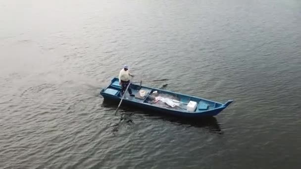 Vue du haut vers le bas pêcheur rangez le bateau de pêche près de la rivière Sungai Kurau . — Video