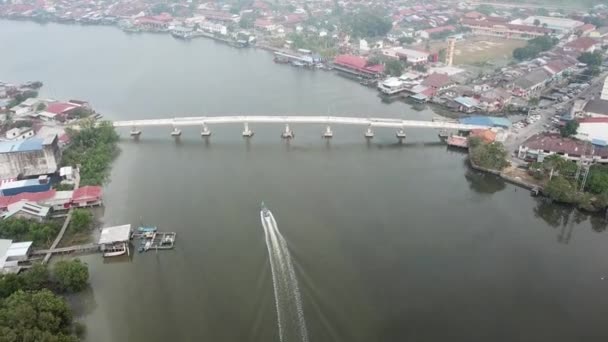 Bateau aérien naviguant vers la passerelle piétonne à travers le Sungai Kurau . — Video