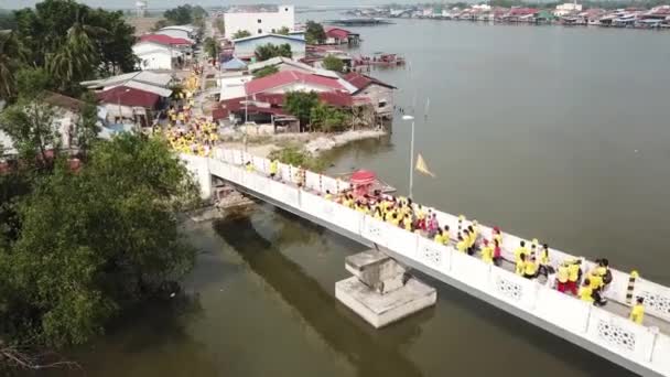 Procession aérienne de Mazu, déesse de la mer traverser la passerelle piétonne . — Video