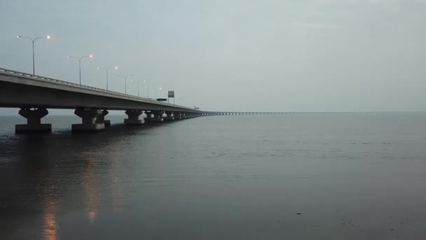 Letecký nízký úhel přeletu Penang druhý most na Batu Kawan straně. — Stock video