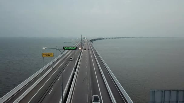 Penang second Bridge Sultan Abdul Halim Muadzam Shah Bridge 저녁에. — 비디오