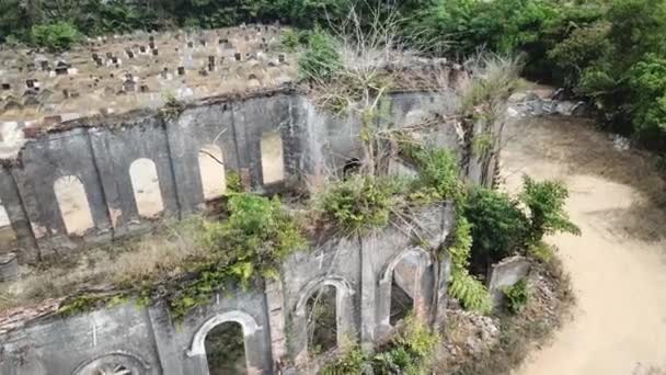 Widok z lotu ptaka na zniszczony kościół w Sungai Lembu. — Wideo stockowe