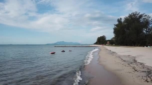 Spiaggia di Batu Ferringhi con moto d'acqua . — Video Stock