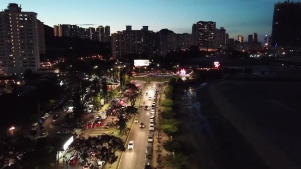 Vol aérien vers les carrefours giratoires à Gurney Drive . — Video