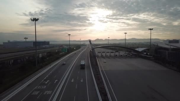 Aereo volare verso il pedaggio JK2PP (Penang Secondo Ponte) nella mattina presto . — Video Stock