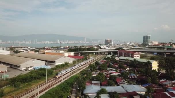 Letecký pohled ETS dorazí Penang Sentral Butterworth nádraží. — Stock video