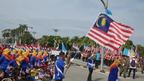 Prosesi independen Merdeka anak-anak cacat di kursi roda. — Stok Video