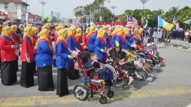 Upośledzone dzieci na wózkach inwalidzkich w gotowości do udziału w niezależnej paradzie Merdeka. — Wideo stockowe