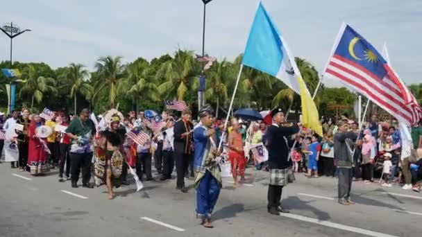 Street Merdeka parádé ünneplés hagyományos ruhákkal. — Stock videók