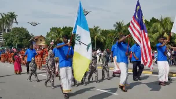 Roupa indiana em traje tradicional junte-se ao desfile Merdeka em Bagan . — Vídeo de Stock