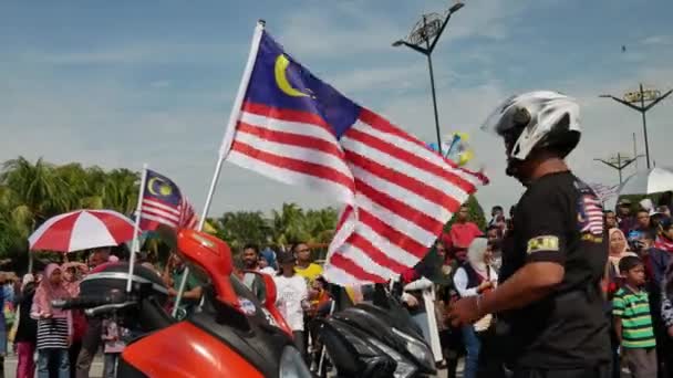 Мотоцикліст з Jalur Gemilang Malaysia flag приєднується до параду Мердека в Багані.. — стокове відео