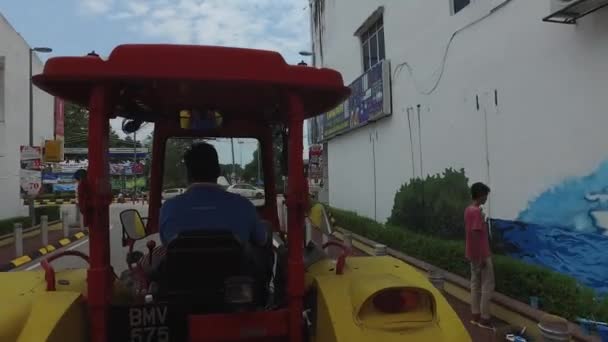 Spårvagn besöka Kuala Selangor stad med väggmålning på väggen. — Stockvideo