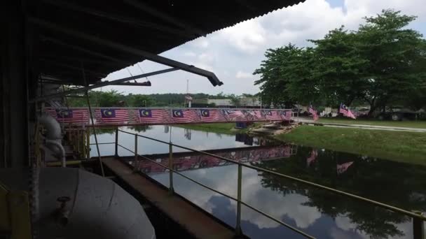 Panoramique reflet du drapeau de Malaisie à Tanjung Tualang Tin Dredge . — Video