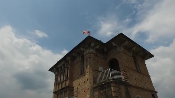 Suivi du château de Kellie avec drapeau de Malaisie agitant . — Video