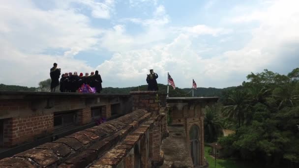 Lulus mengambil foto di tempat wisata terkenal Kellie Castle. — Stok Video