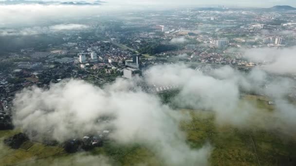 Luchtfoto Bukit Mertajam stad en gele rijst rijstveld door de wolk. — Stockvideo