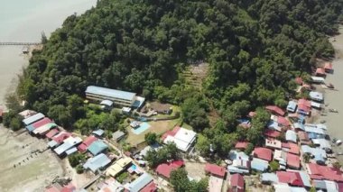 Hava manzaralı Pulau Aman ada balıkçı köyü.