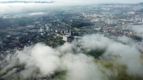 Luchtfoto Bukit Mertajam met spoorbaan als achtergrond. — Stockvideo