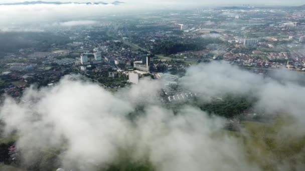 Вид с воздуха, спускающийся с облака на фоне города Букит Мертаджам . — стоковое видео