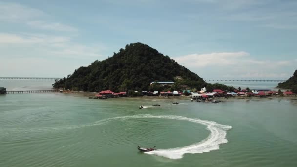 Widok z lotu ptaka łódź poruszać się w kierunku koła w Pulau Aman. — Wideo stockowe