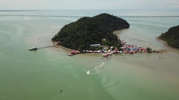 Flygfoto båt rör sig på Pulau Aman med Penang Second Bridge som bakgrund. — Stockvideo