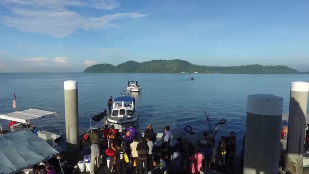 Passagiere warten am Jetty Musang auf die Abfahrt nach Pulau Aman. — Stockvideo