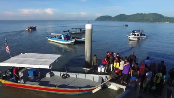 La barca arriva molo per trasportare passeggeri a Pulau Aman . — Video Stock