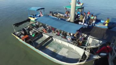 Balıkçı çok meşgul. Yolcuyu Pulau Aman 'a götür..
