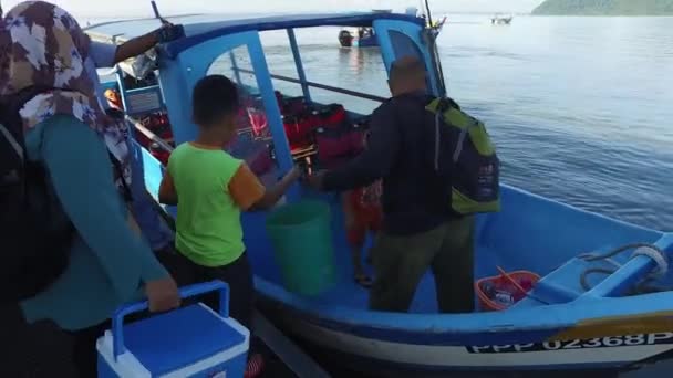 I pescatori imbarcati sulla barca si preparano andare a pesca al molo Batu Kawan . — Video Stock