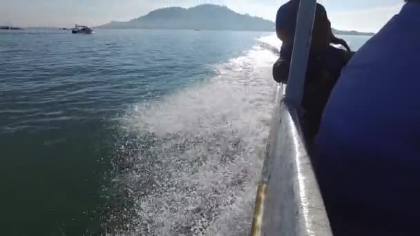 Bateau se déplaçant dans la mer Pulau Aman éclaboussures d'eau brisant les vagues . — Video