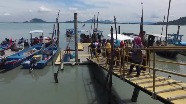 Lidé na molu Pulau Aman se připravují jít zpět Batu Kawan. — Stock video