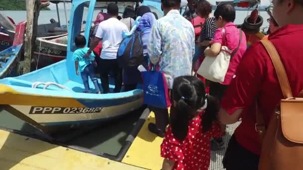 Turistický nástup na loď v Pulau Aman opouští ostrov vrátit Batu Kawan. — Stock video