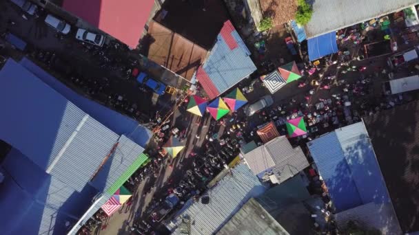 Flygfoto bil och människor trafik på morgonen marknaden. — Stockvideo