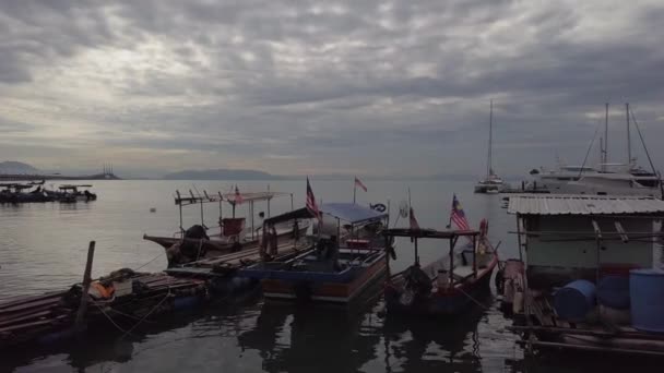 Barco de pescadores decorado con bandera de Malasia en Batu Uban . — Vídeo de stock