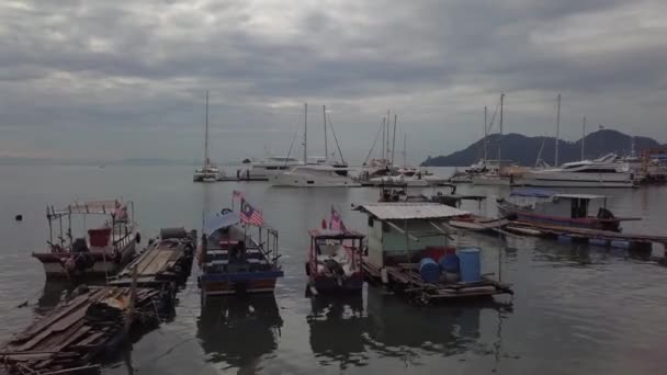 Perahu nelayan dan taman kapal pesiar di Batu Uban Marina. — Stok Video
