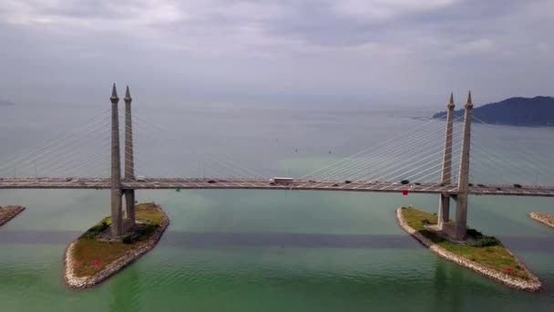Letecký let pryč Penang Bridge v odpoledních hodinách. — Stock video