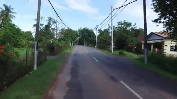 Gimbal schot auto bewegen op kampung weg. — Stockvideo