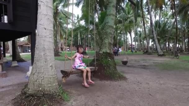 Uma menina jogar o balanço em casa de família Kampung Agong . — Vídeo de Stock