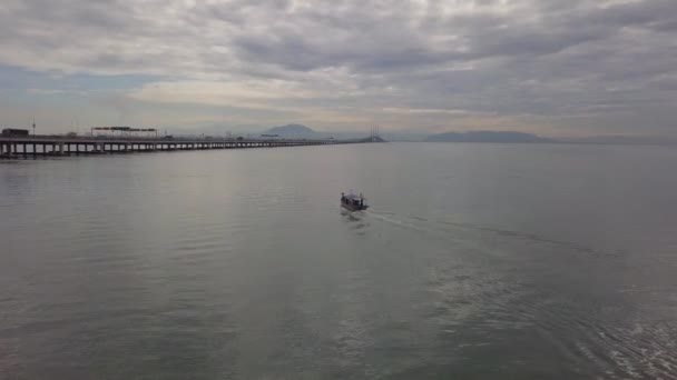 Barco de pesca partida em direção à coluna de suspensão na Ponte Penang . — Vídeo de Stock